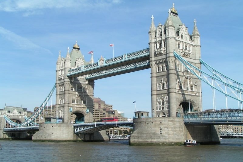 Tháp Cầu đi bộ Trên Sông Thames 